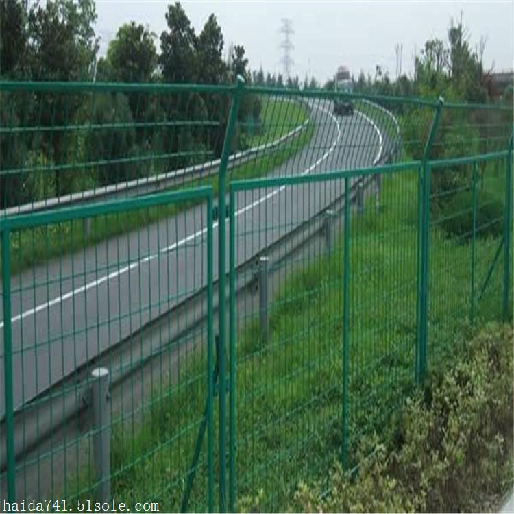 公路围栏与护栏网 守护安全的钢铁防线